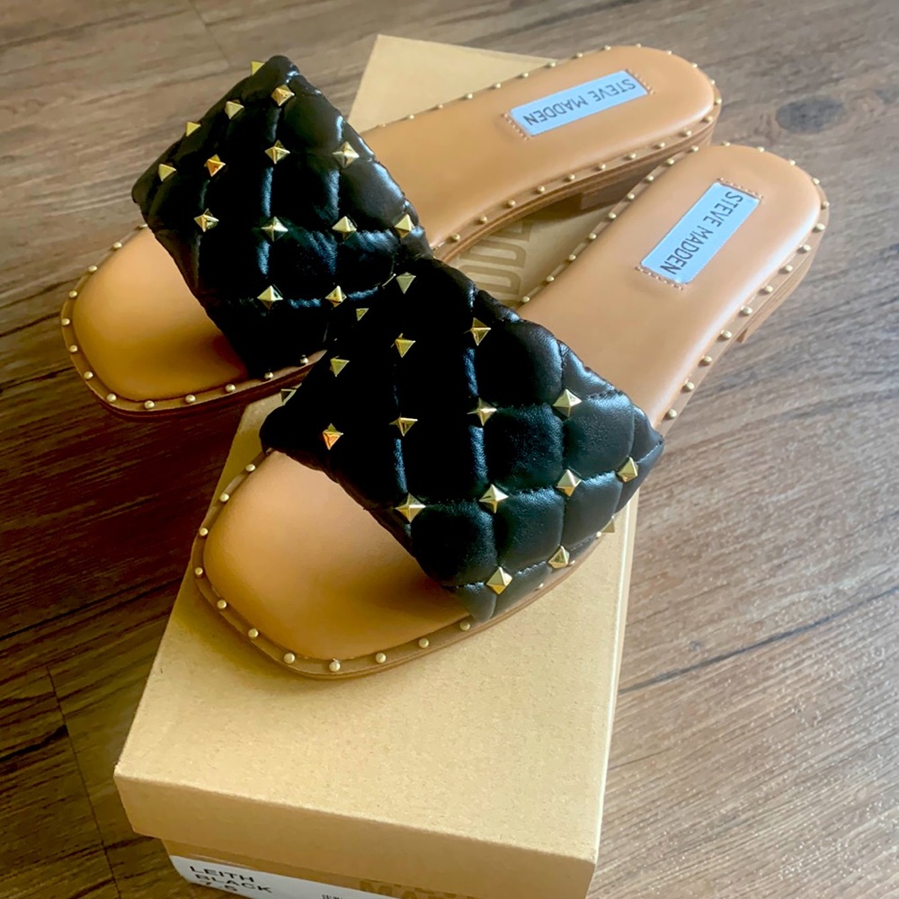 NWT STEVE MADDEN ‘LEITH’ studded flat sandals black 7.5M